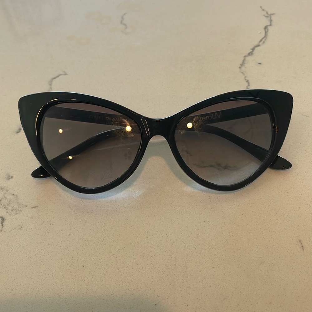 Chic Black Cat Eye Sunglasses